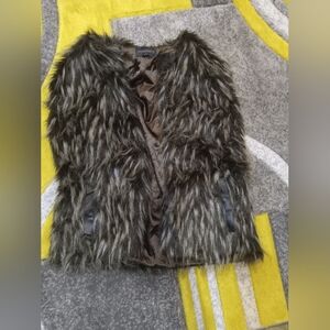 Size : M. Womens fur vest
